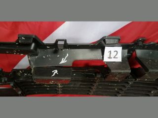 bontott CITROËN C4 PICASSO Első Lökhárító Alsó Középső Díszrács