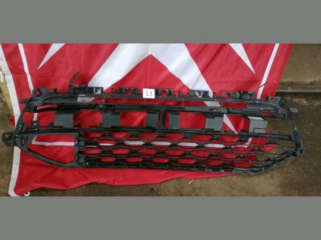 bontott CITROËN C4 PICASSO Első Lökhárító Alsó Középső Díszrács