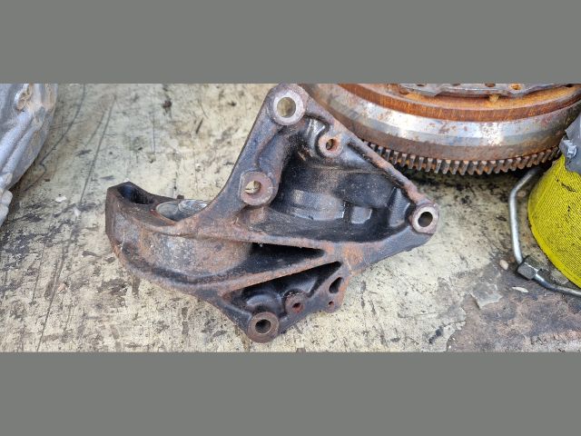 bontott CITROËN C4 PICASSO Jobb első Féltengely Tartó