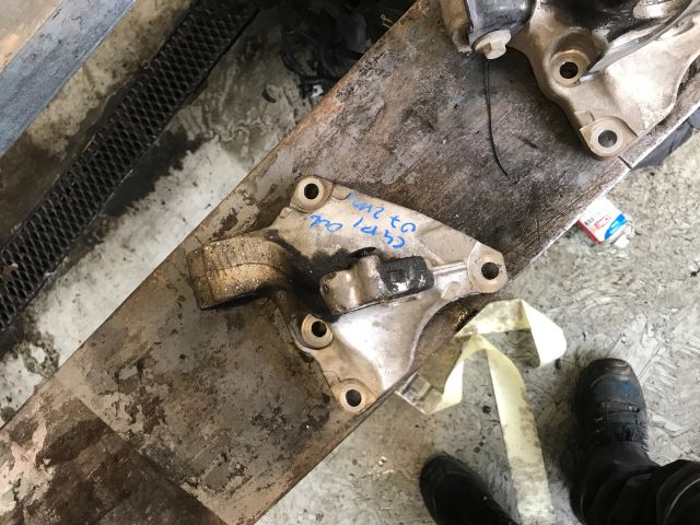 bontott CITROËN C4 PICASSO Jobb első Féltengely Tartó