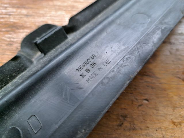 bontott CITROËN C4 PICASSO Jobb Sárvédő Csavar Burkolat