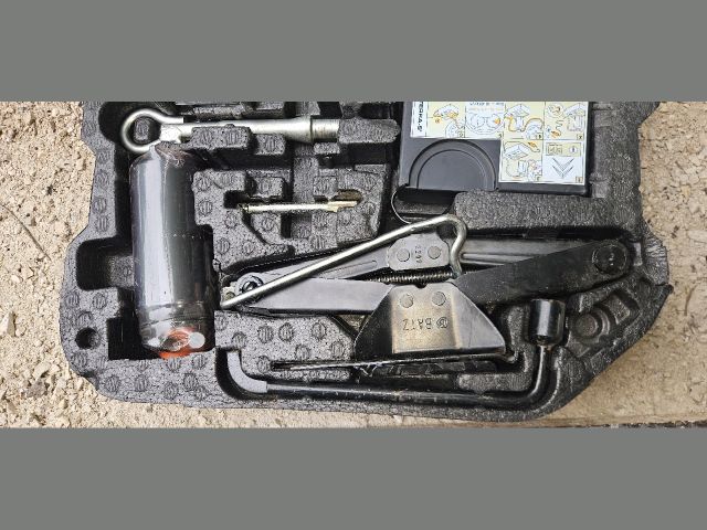 bontott CITROËN C4 PICASSO Szerszámkészlet