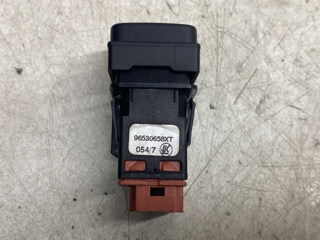 bontott CITROËN C4 PICASSO Tankajtó Nyitó Kar / Gomb