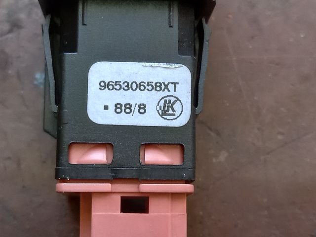 bontott CITROËN C4 PICASSO Tankajtó Nyitó Kar / Gomb