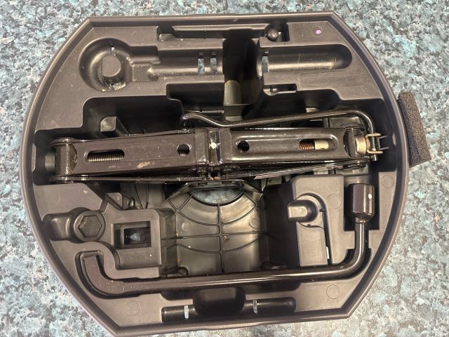 bontott CITROËN C4 Pótkerék Szerszámtartó