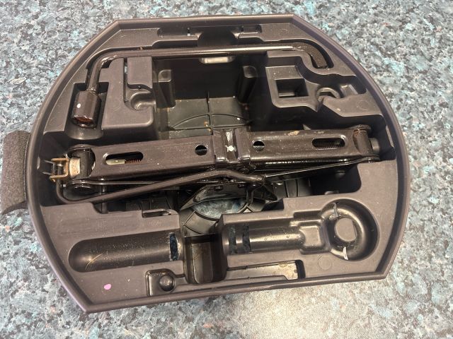 bontott CITROËN C4 Pótkerék Szerszámtartó