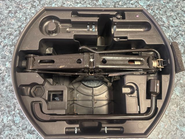 bontott CITROËN C4 Pótkerék Szerszámtartó