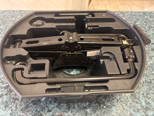 bontott CITROËN C4 Pótkerék Szerszámtartó