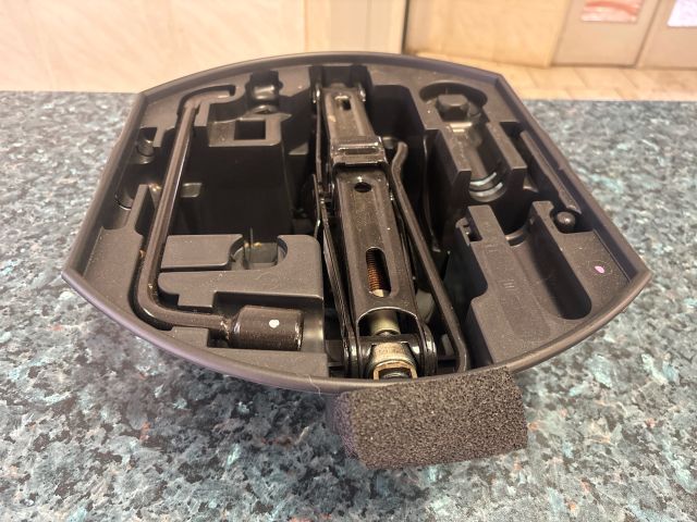 bontott CITROËN C4 Pótkerék Szerszámtartó