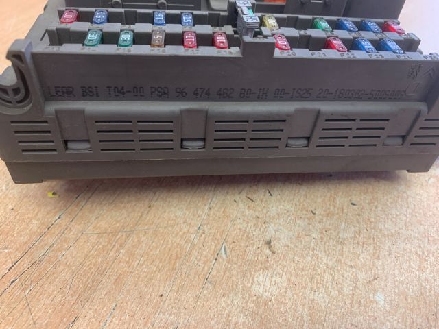 bontott CITROËN C5 Biztosítéktábla Utastér