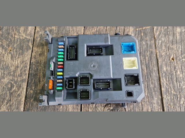 bontott CITROËN DS3 Biztosítéktábla Utastér