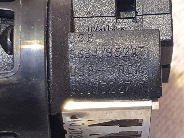 bontott CITROËN DS3 USB Aljzat