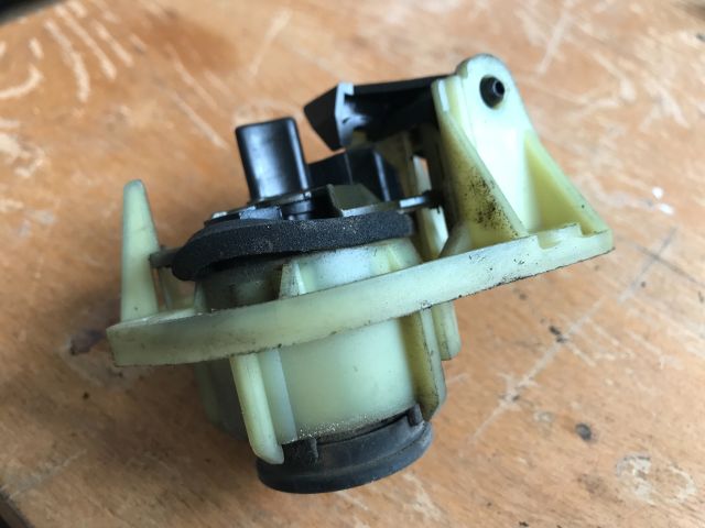 bontott CITROËN XANTIA Csomagtérajtó Zárbetét