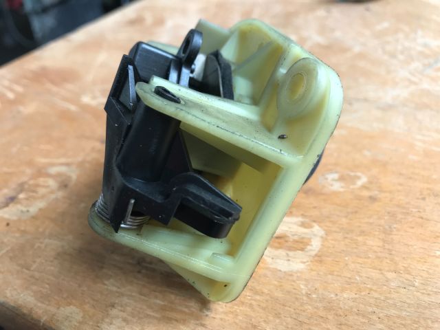 bontott CITROËN XANTIA Csomagtérajtó Zárbetét