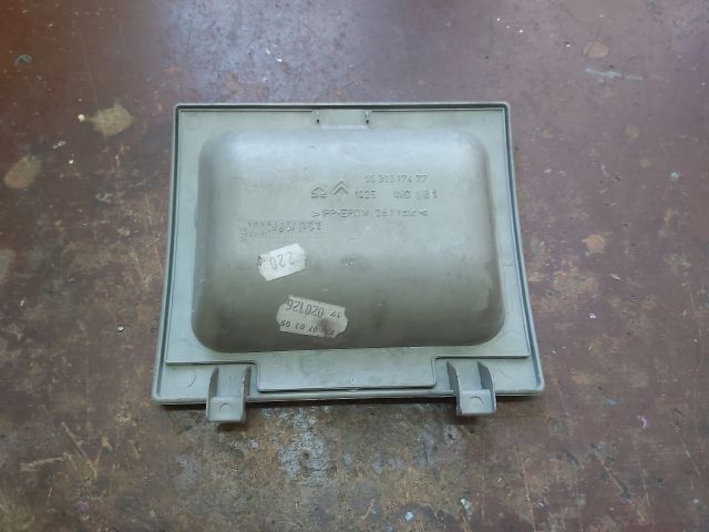 bontott CITROËN XSARA PICASSO Biztosítéktábla Fedél