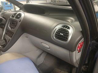 bontott CITROËN XSARA PICASSO Jobb első Dobbetét (Kerékjárati, Műanyag)