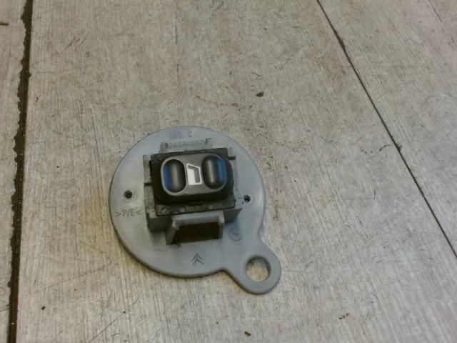 bontott CITROËN XSARA PICASSO Jobb hátsó Ablakemelő Kapcsoló