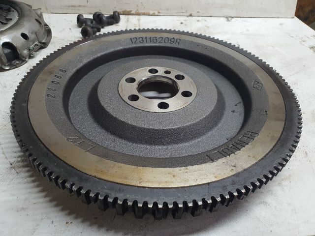 bontott DACIA DOKKER Kuplung Szett Lendkerékkel