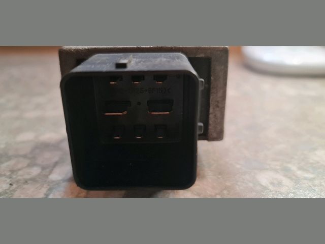 bontott DACIA DOKKER Izzító Relé