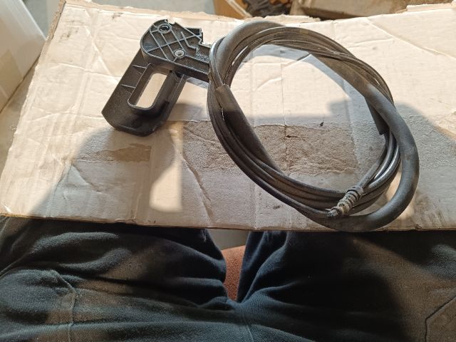 bontott DACIA DOKKER Motorháztető Nyitó Kar / Gomb