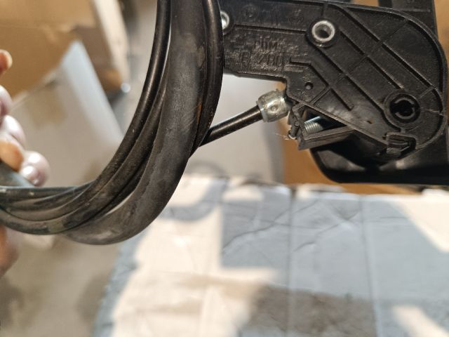 bontott DACIA DOKKER Motorháztető Nyitó Kar / Gomb