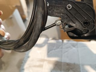 bontott DACIA DOKKER Motorháztető Nyitó Kar / Gomb