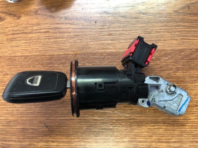 bontott DACIA DUSTER Gyújtáskapcsoló