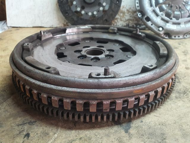 bontott DACIA DUSTER Kuplung Szett Lendkerékkel