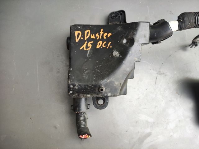bontott DACIA DUSTER Biztosítéktábla Motortér
