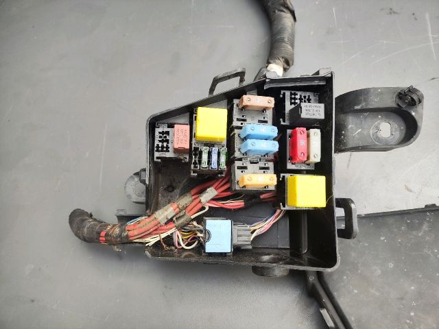 bontott DACIA DUSTER Biztosítéktábla Motortér