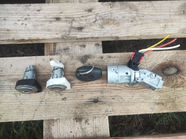 bontott DACIA DUSTER Gyújtáskapcsoló Házzal