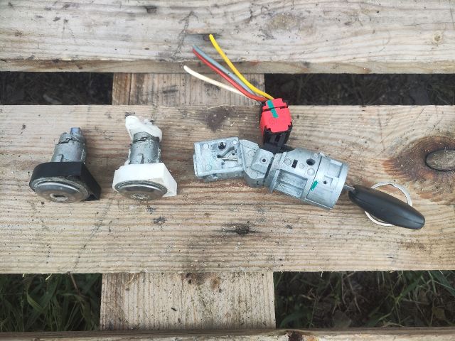 bontott DACIA DUSTER Gyújtáskapcsoló Házzal