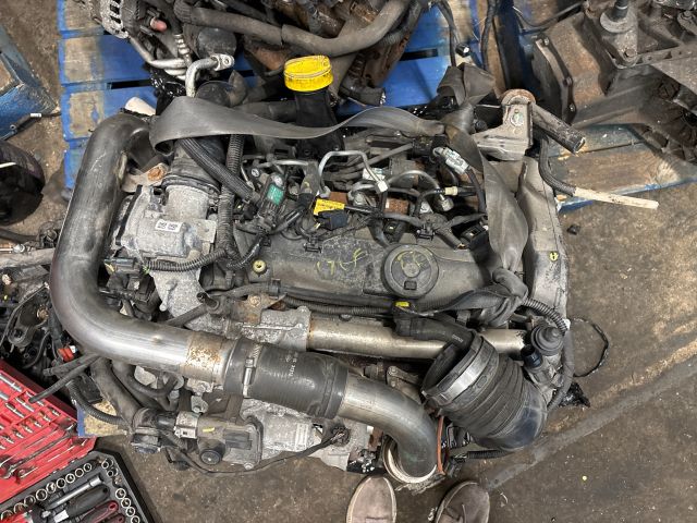 bontott DACIA DUSTER Motor (Fűzött blokk hengerfejjel)