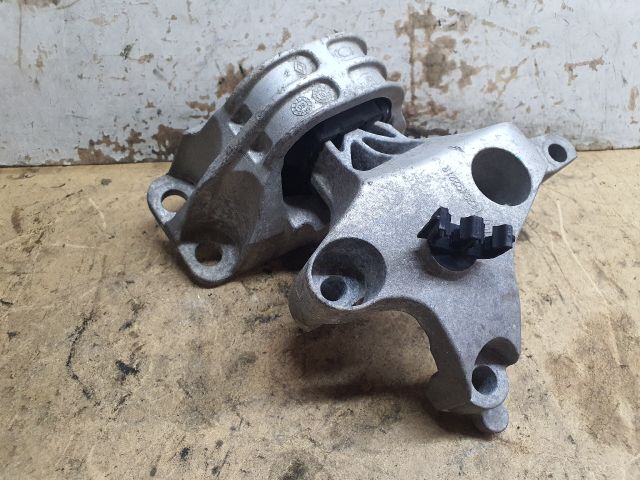 bontott DACIA DUSTER Motor Tartó Bak (Fém)