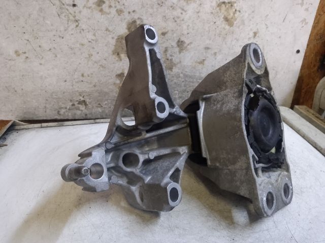 bontott DACIA DUSTER Motor Tartó Bak (Fém)