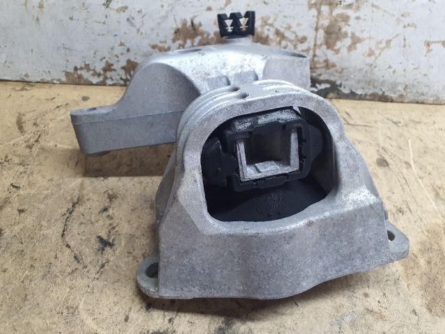 bontott DACIA DUSTER Motor Tartó Bak (Fém)