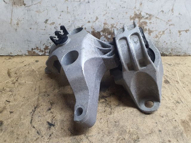 bontott DACIA DUSTER Motor Tartó Bak (Fém)