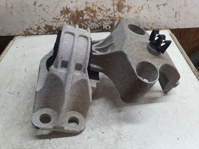 bontott DACIA DUSTER Motor Tartó Bak (Fém)