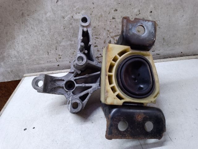 bontott DACIA DUSTER Motor Tartó Bak Jobb