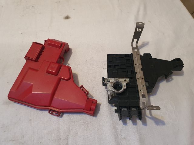 bontott DACIA DUSTER Biztosítéktábla Motortér