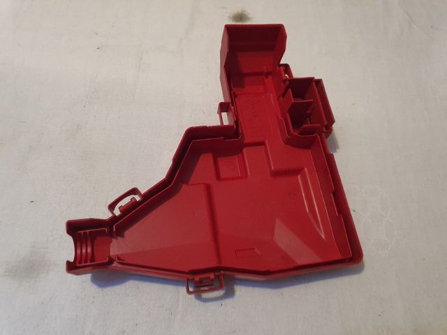 bontott DACIA DUSTER Biztosítéktábla Motortér