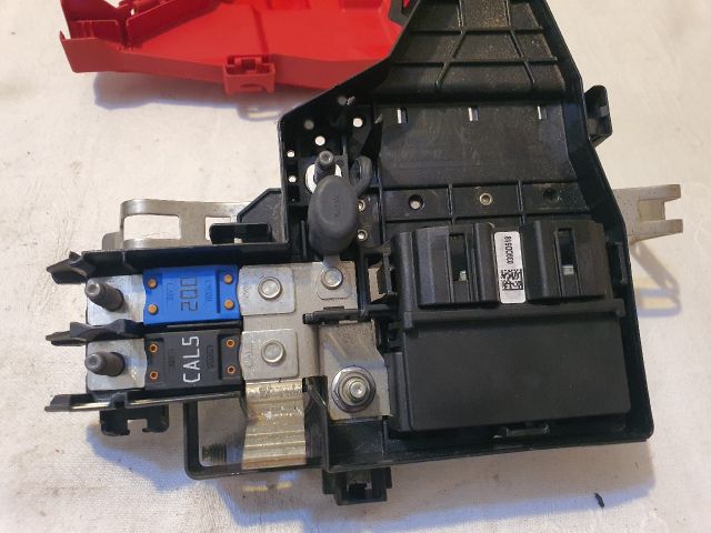 bontott DACIA DUSTER Biztosítéktábla Motortér