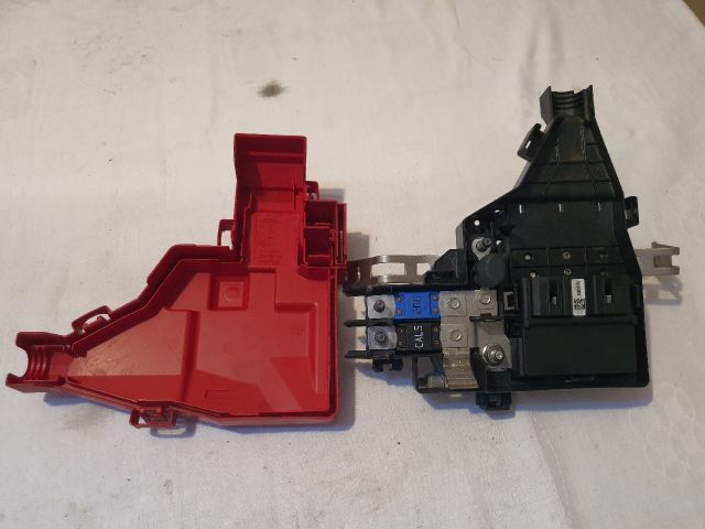 bontott DACIA DUSTER Biztosítéktábla Motortér