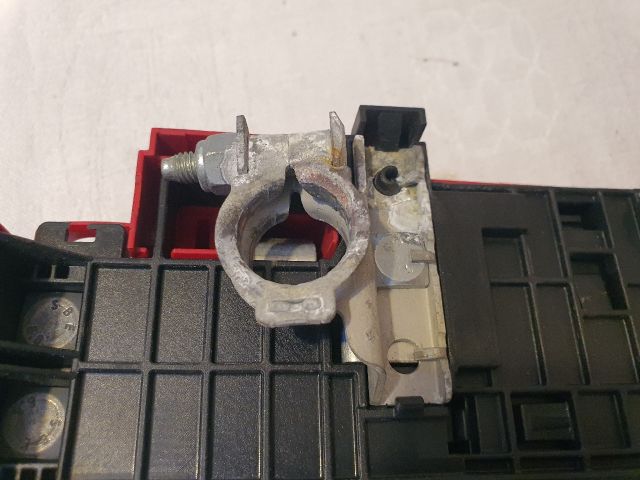 bontott DACIA DUSTER Biztosítéktábla Motortér