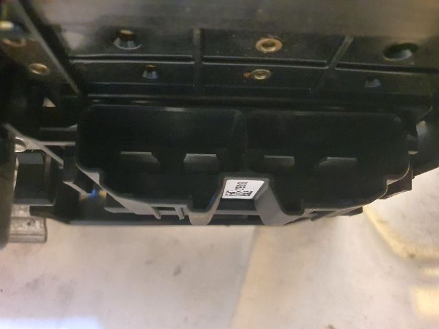 bontott DACIA DUSTER Biztosítéktábla Motortér