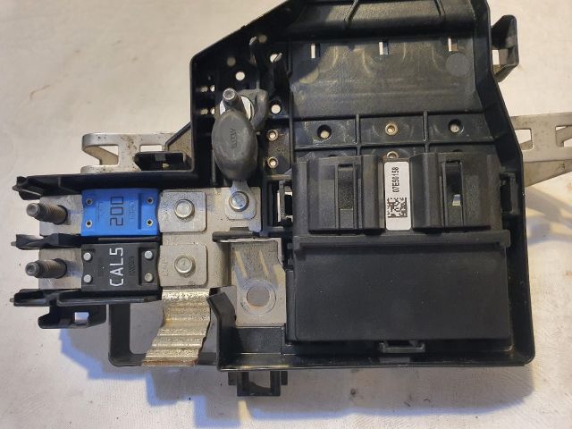 bontott DACIA DUSTER Biztosítéktábla Motortér