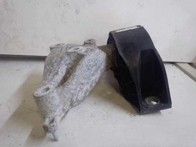 bontott DACIA DUSTER Motor Tartó Bak Jobb