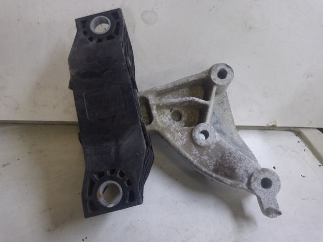 bontott DACIA DUSTER Motor Tartó Bak Jobb