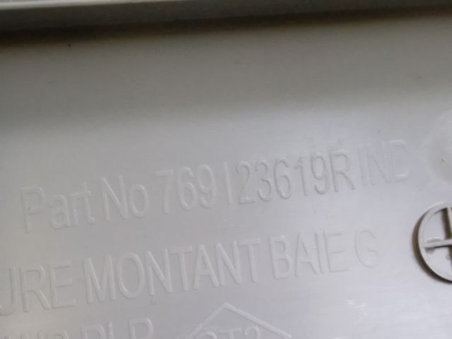 bontott DACIA DUSTER Bal A Oszlop Burkolat