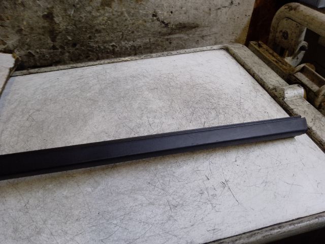 bontott DACIA DUSTER Bal első Vízlehúzó Gumicsík